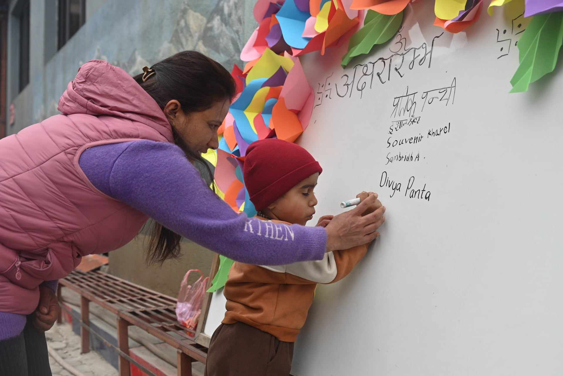 यसरी मनाइँदै छ सरस्वती पूजा (तस्वीरहरू)